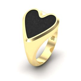 Deze unieke hart zegelring is gemaakt van geelgoud en zwarte opake hars gemengd met as van een dierbare. Het hartvormige ontwerp symboliseert liefde en emotie.